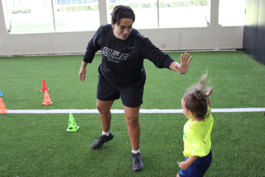 Coach encouraging a Little Surfers player